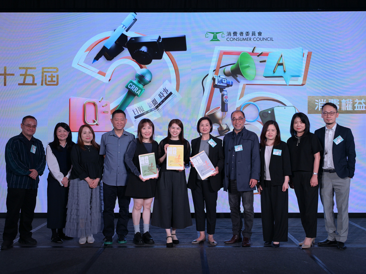 廣播處長關婉儀（右五）等港台管理層與得獎者及製作人員團隊合照。（盧卓衡攝）