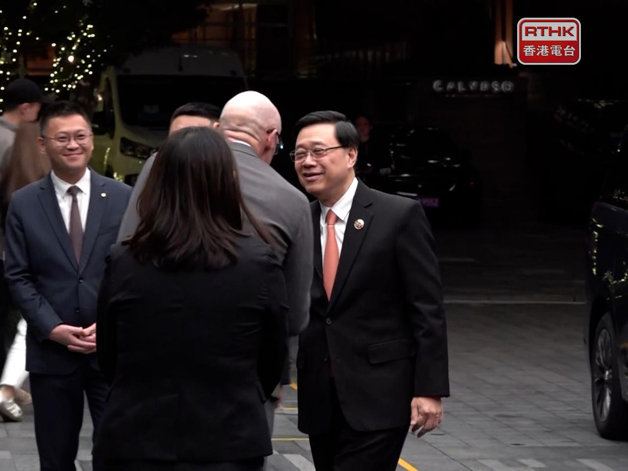 李家超抵達上海，準備出席第八屆進博會暨虹橋國際經濟論壇。（劉澤浩攝）