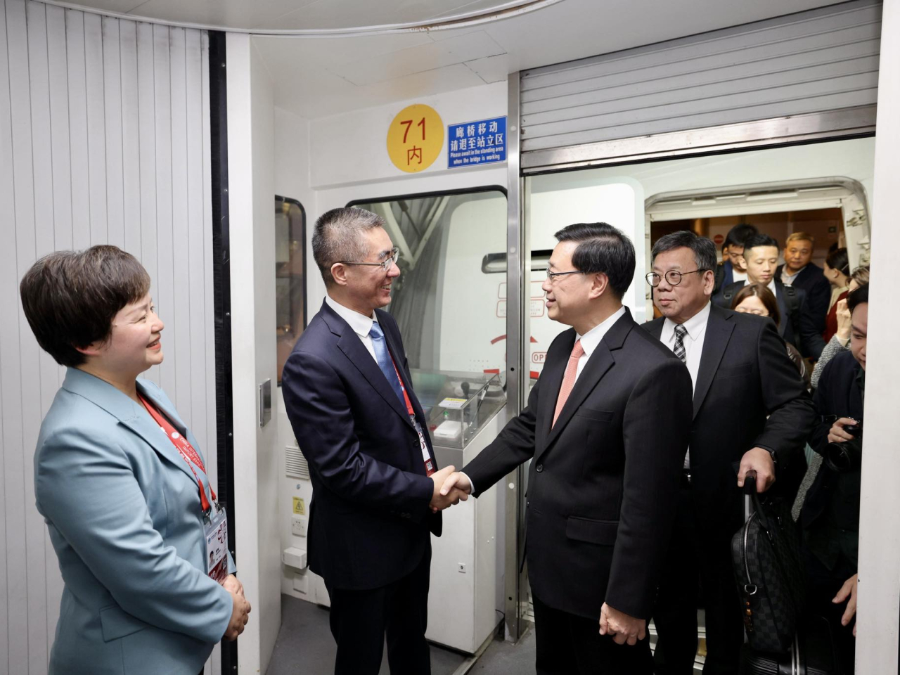 李家超抵達上海，準備出席第八屆進博會暨虹橋國際經濟論壇。（李家超社交網站）