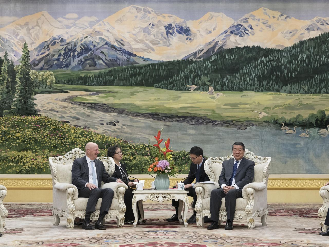 中央財辦主任何立峰在北京會見美國高盛集團董事長兼首席執行官蘇德巍。(新華社)