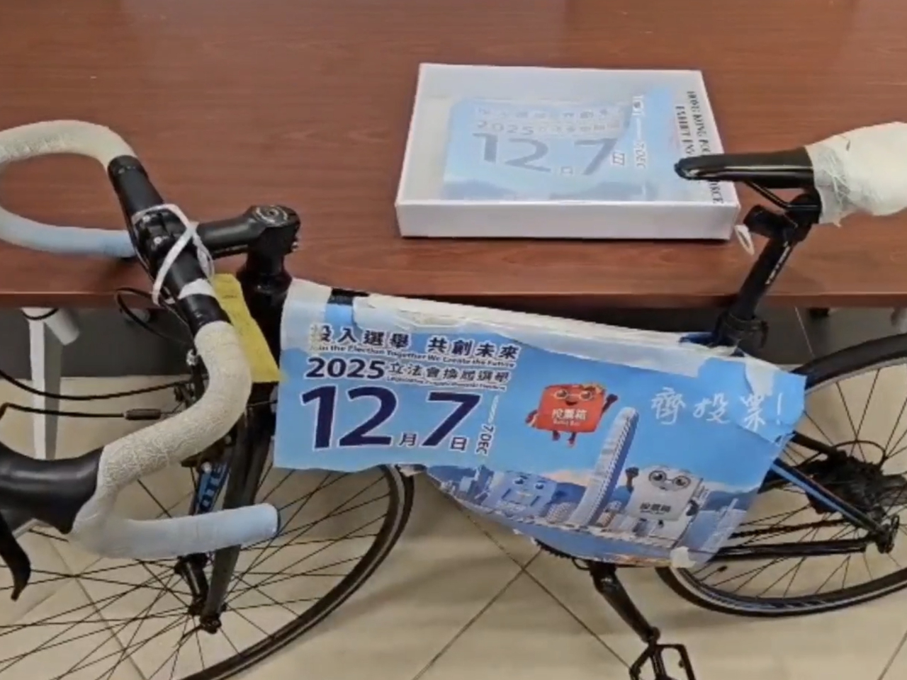 警方日前分別接獲相關機構報案指，張貼於三聖邨有蓋通道及休憩空間的三張推廣立法會換屆選舉海報被撕走。（警方社交網站）