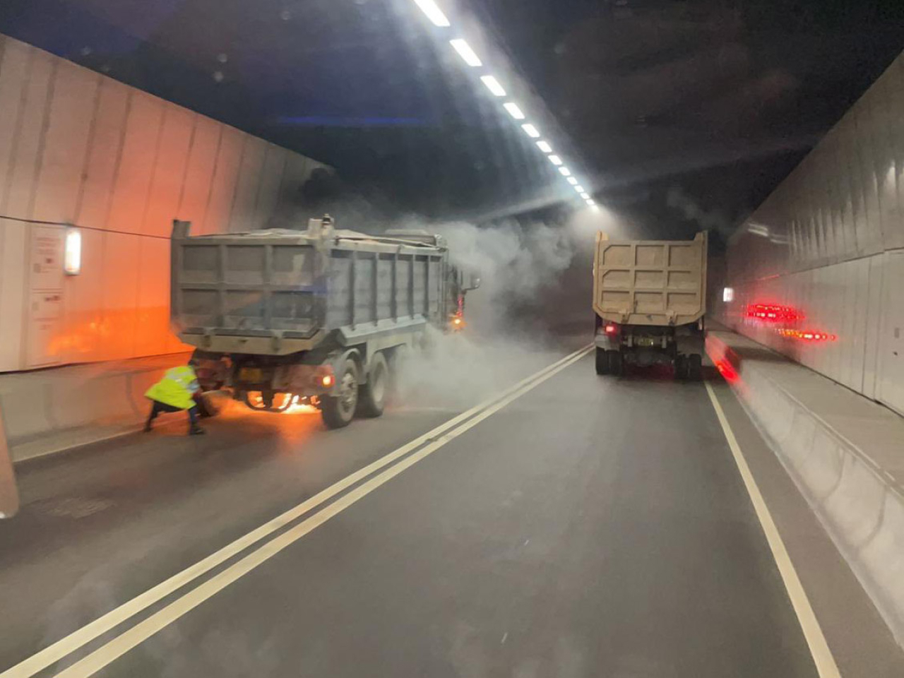 一輛泥頭車在香園圍公路龍山隧道管道內冒煙著火，消防到場前，火警大致被撲熄。（網上圖片）