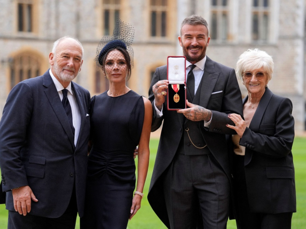 碧咸封爵後，與父母及妻子在溫莎堡合照。 （路透社）