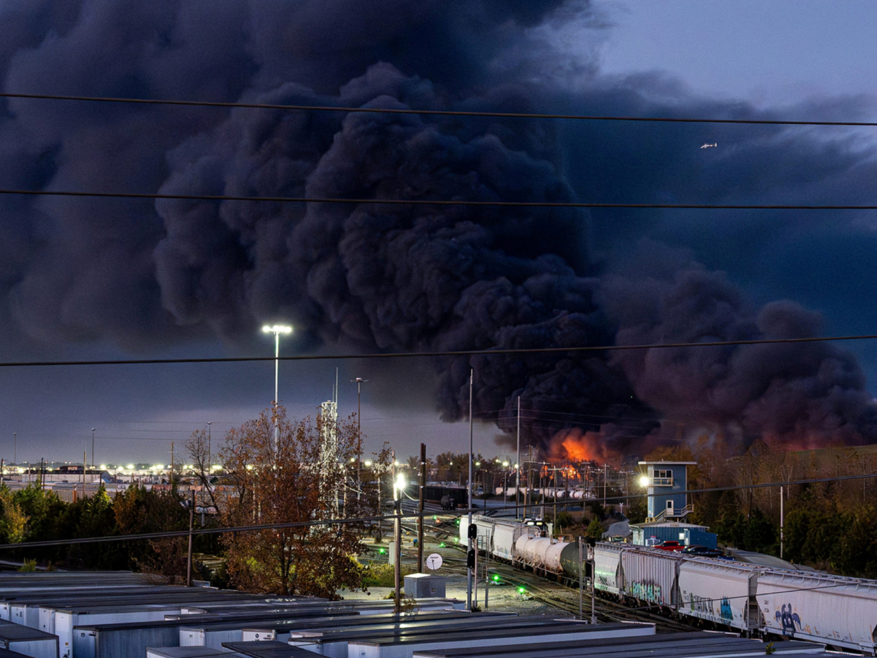 貨機墜毀後引發火警，濃煙升上半空。（路透社）