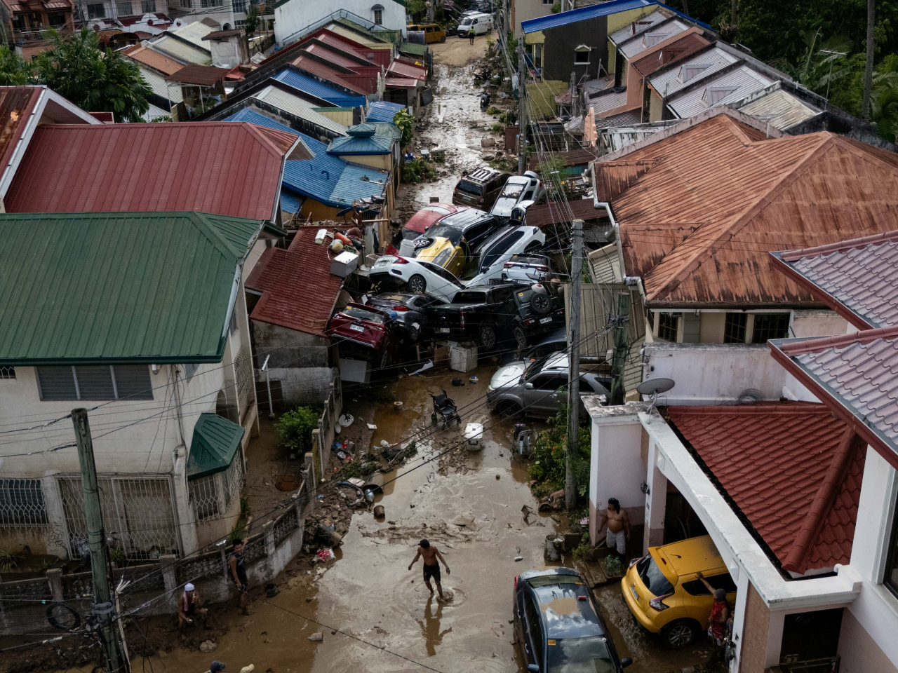 Cars pile up after being swept away in floods brought on by Typhoon Kalmaegi in Bacayan, Cebu City. Photo: Reuters