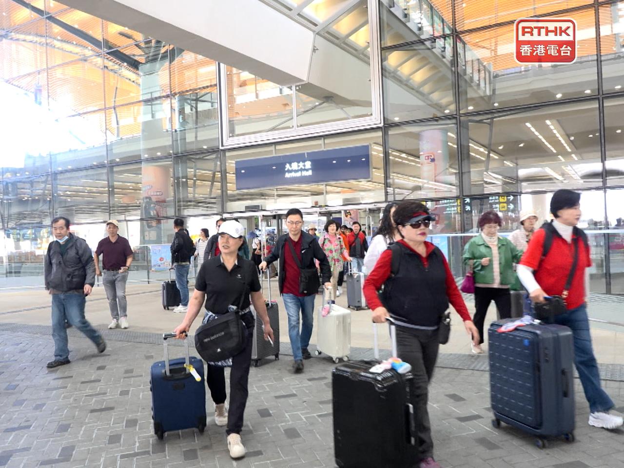 當局表示，快速人臉識別系統取代傳統證件核查旅客身份。（梁禎祥攝）