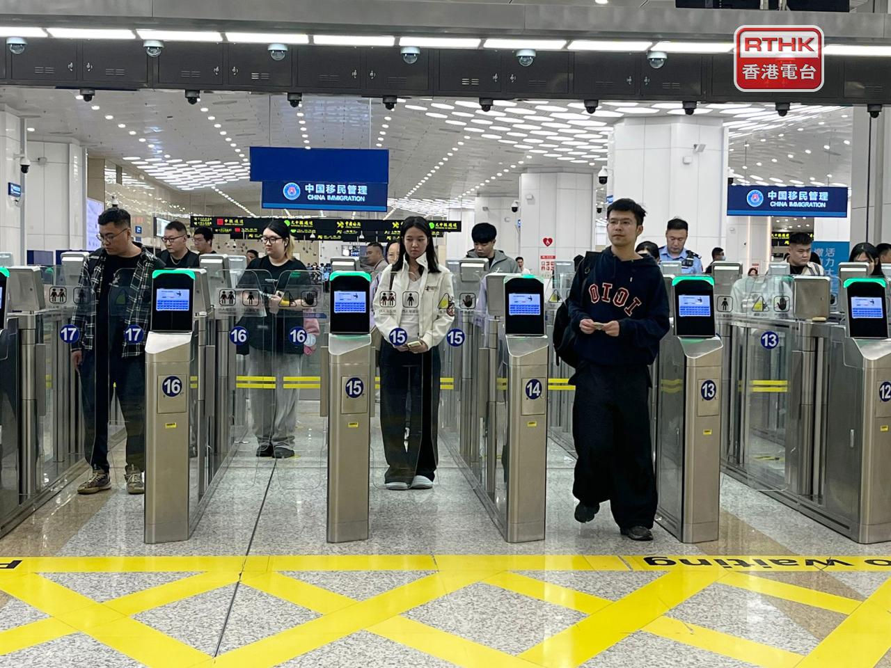 澳門與珠海橫琴口岸首日實施免出示證件「刷臉」智能通關。（鄭月明攝）