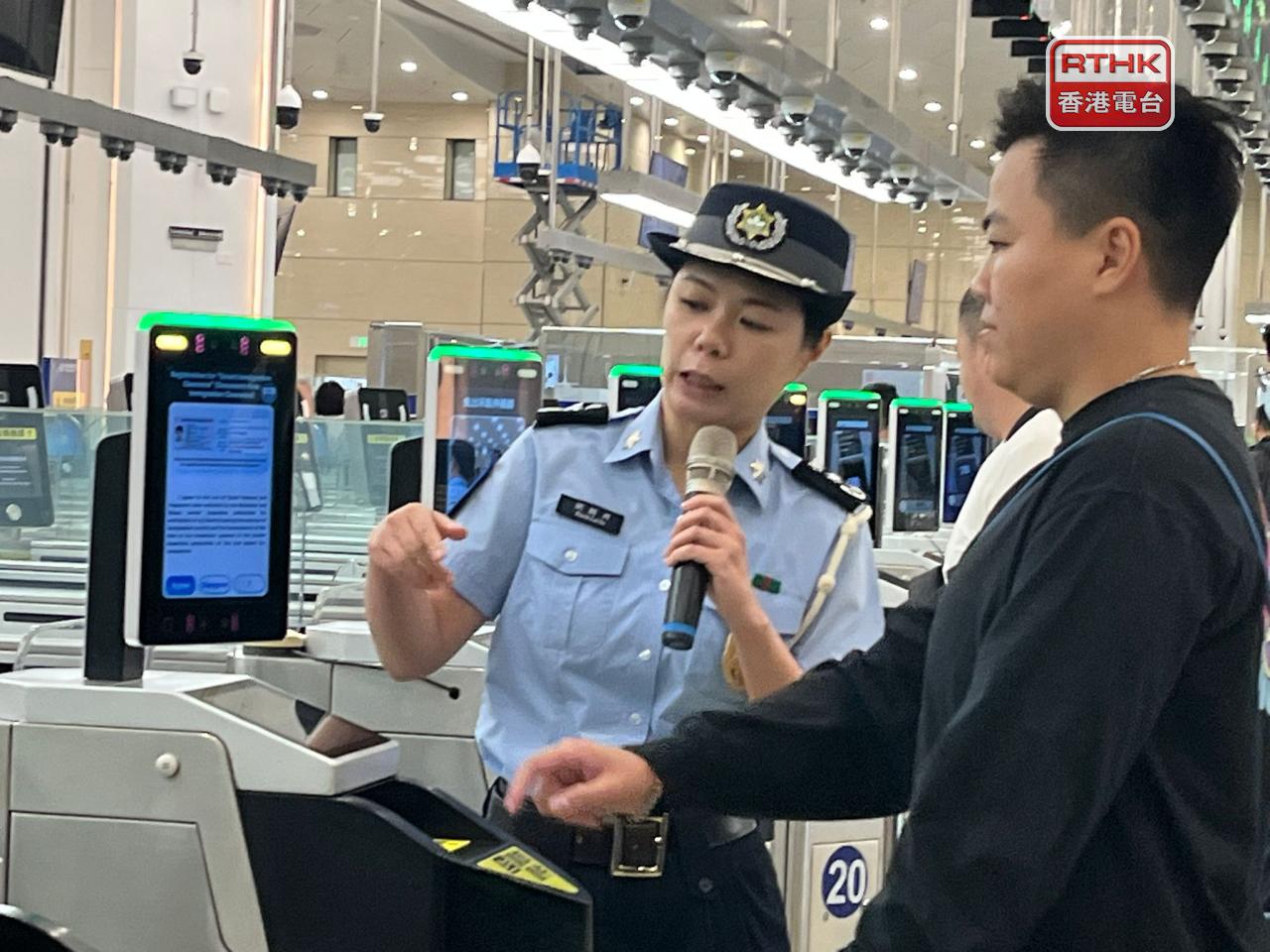 澳門警方朝早向傳媒講解新的「刷臉」智能通關流程。（鄭月明攝 )