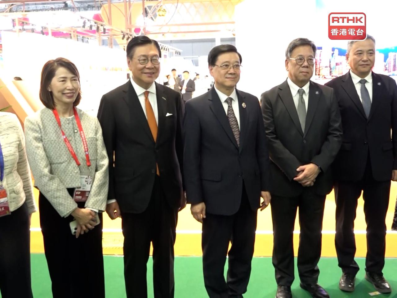 李家超（中）到香港食品館和香港服務業展館參觀和支持香港企業。（劉澤浩攝）