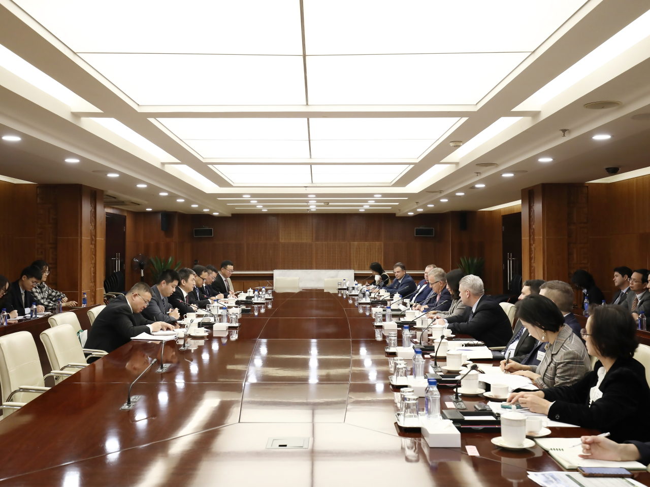 商務部國際貿易談判代表兼副部長李成鋼在北京與美國農產品貿易代表團會面。（商務部圖片）