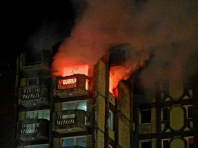 波斯尼亞療養院7樓起火，火舌從窗戶湧出，濃煙升上半空。（路透社）