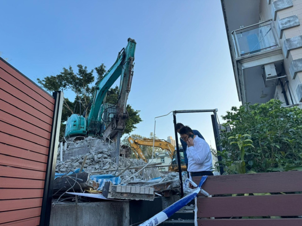 元朗山貝村一間村屋進行圍牆清拆工程期間，一幅磚牆倒塌，壓中一名女工，送院後不治。（元朗區議員施駿興社交網站）