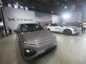 小鵬汽車表示，正探索自主接送老人買菜、接送小孩放學等面向個人消費者的營運模式。（法新社資料圖片）