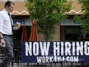 美國10月ADP私人市場職位增加4.2萬個，增幅超出預期，是自7月以來首次增加。（法新社資料圖片）