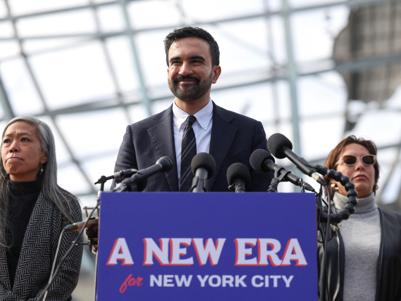 馬姆達尼選舉翌日見記者，說對於與特朗普對話持開放態度，期待討論生活成本上升等議題。（路透社）