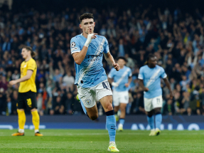 曼城的霍頓在上、下半場各入一球。（路透社）