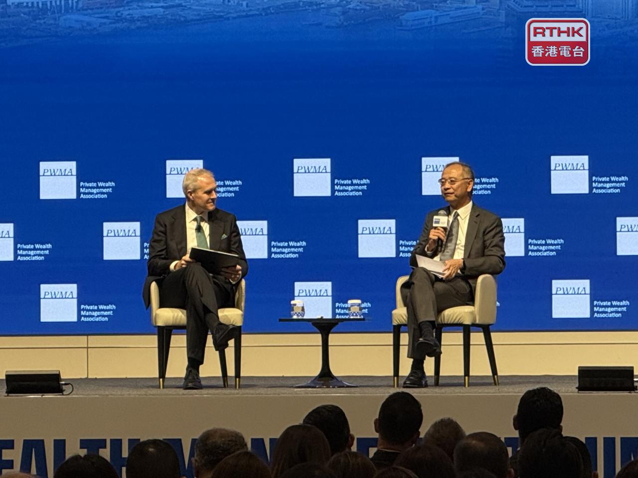 余偉文（右）稱金管局與BIS創新中心等合作開展Noor項目，工具原型有望明年推出。（趙嘉駿攝）