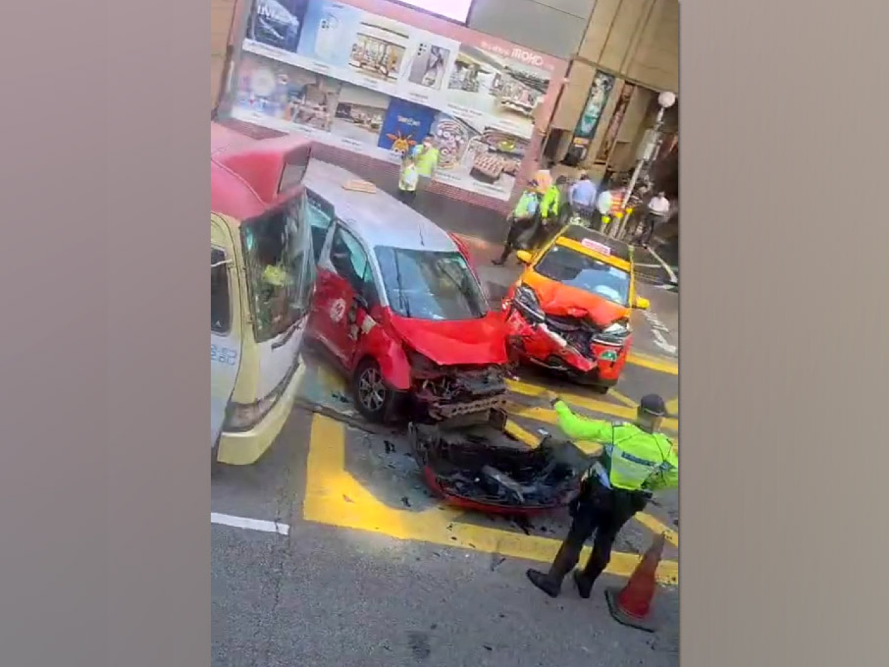 事發在早上約10時半，涉及兩輛的士及一輛小巴，兩輛的士車頭嚴重撞毀。（網上片段截圖）