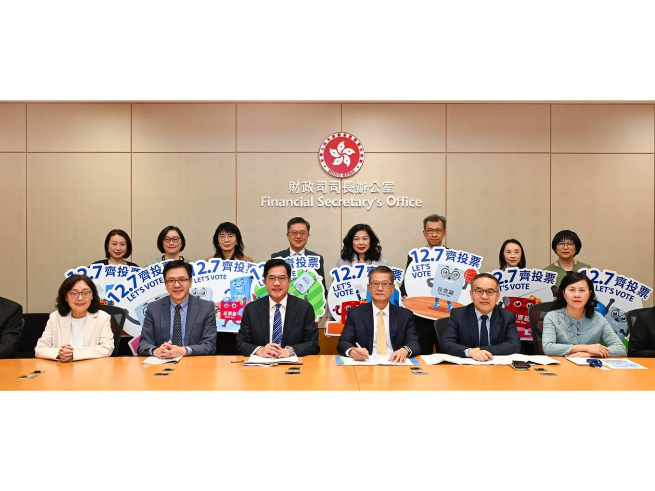 陳茂波聯同財政司副司長及分管的六個政策局局長、署理局長和常任秘書長，舉行工作會議，部署加強選舉宣傳活動。（陳茂波社交網站）