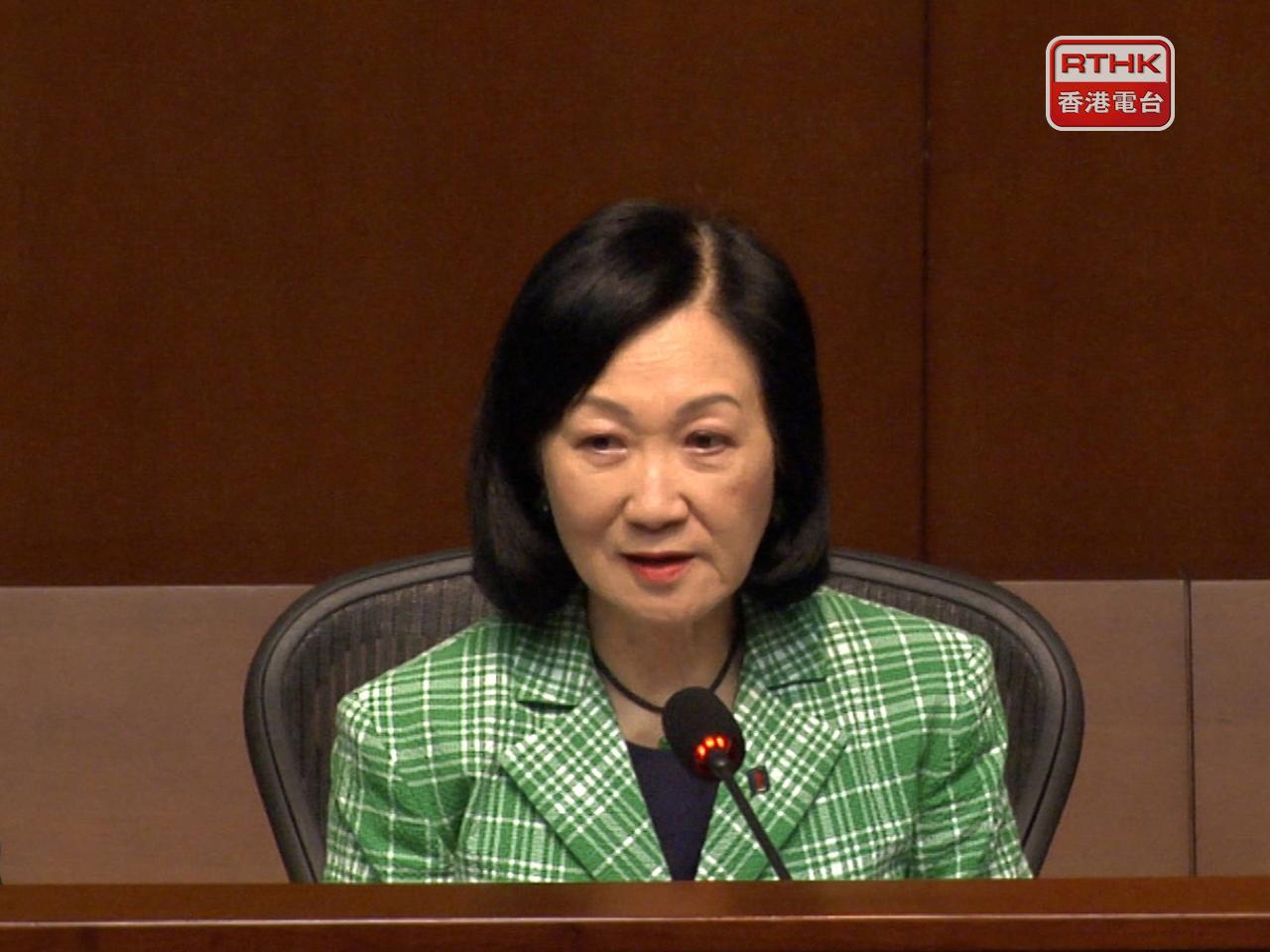 葉劉淑儀說，不同意70歲是退下來的界綫，形容是年齡歧視，一個人的能力不是純粹被年齡限制。（港台圖片）