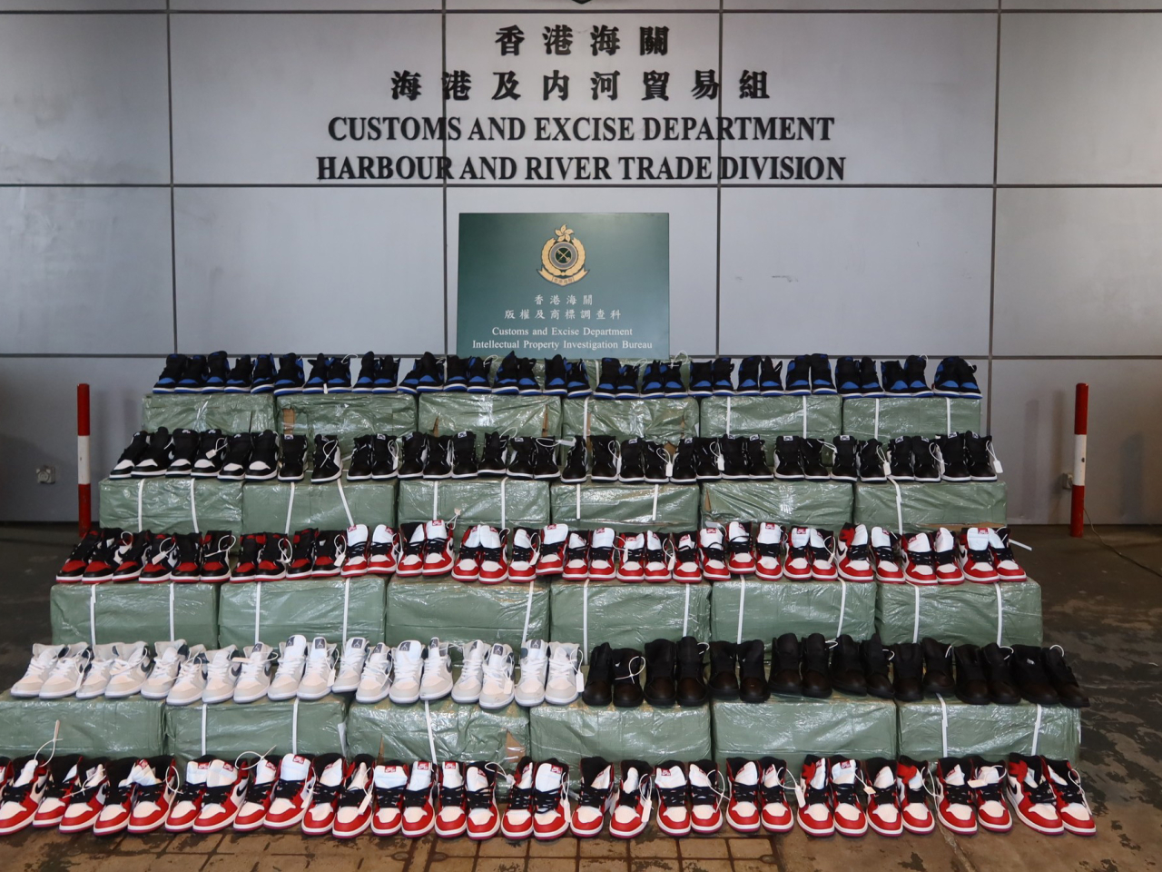 海關在屯門內河船碼頭海關驗貨場檢獲約4萬4千對懷疑冒牌波鞋，估計市值約880萬元。（政府新聞處）