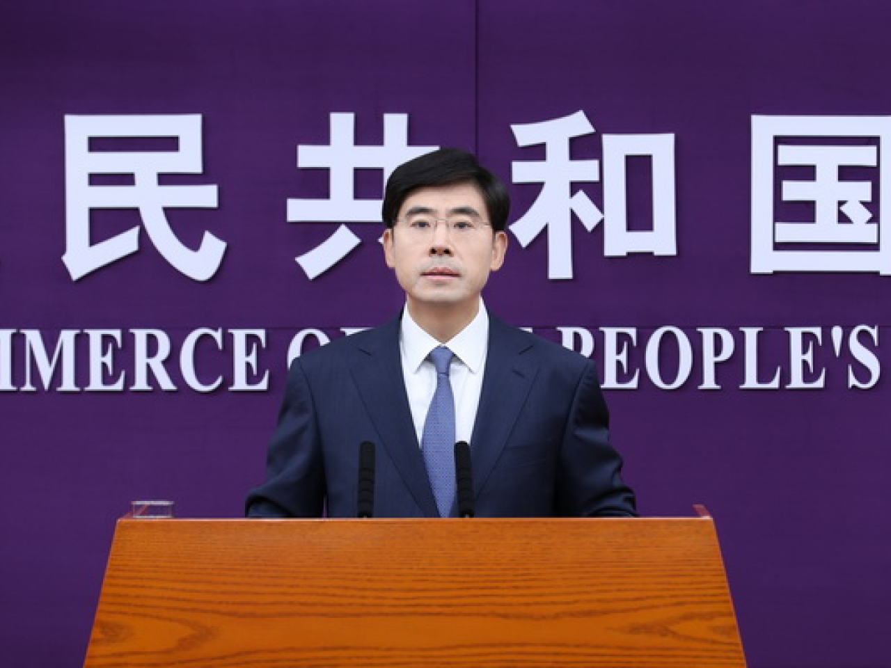 何亞東說，荷方不顧中方多次在磋商中提出的合理訴求，升級全球供應鏈危機，對此應承擔全部責任。 （商務部網頁圖片）