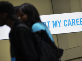 調查指美國企業10月宣布裁員人數約15.3萬人，首10個月累計宣布裁員突破100萬人。（法新社資料圖片）