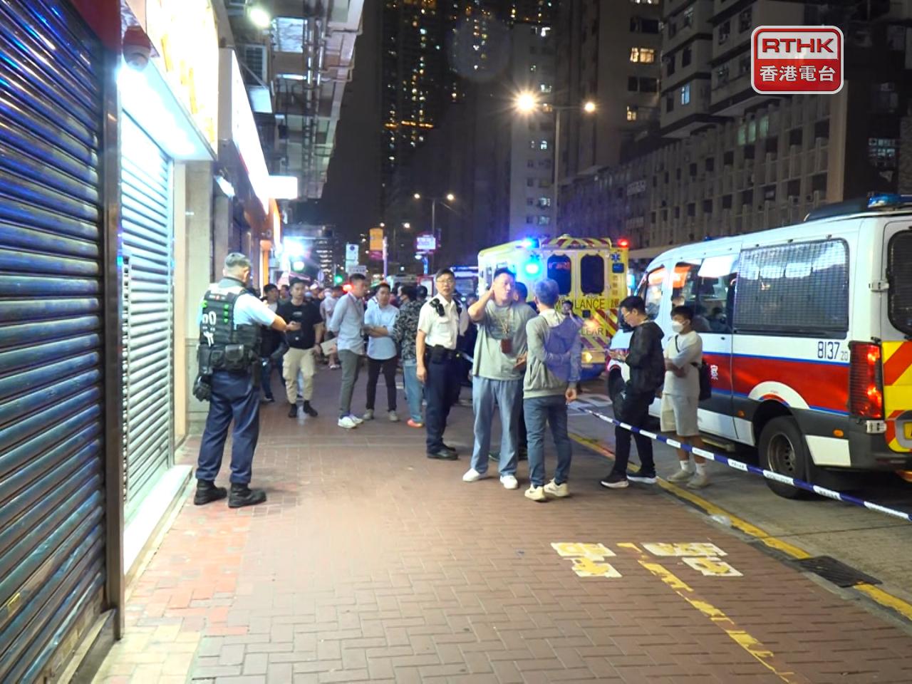 大批警員及機動部隊探員在現場調查。（鍾家銘攝）