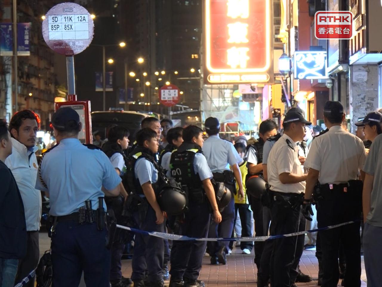 三名海關人員緝毒時遇襲受傷，大批警員及機動部隊探員在現場調查。（鍾家銘攝）