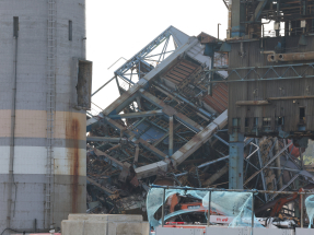 南韓蔚山市一間發電廠廠區內一個塔式鍋爐在拆除過程中倒塌。（路透社）