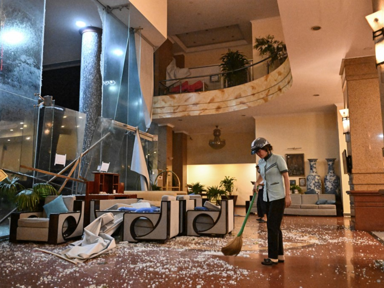 在越南中部，有酒店玻璃外牆在強風下被吹至破裂。（法新社）