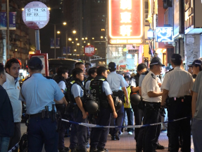 大批警員案發後封鎖現場調查。（港台圖片）