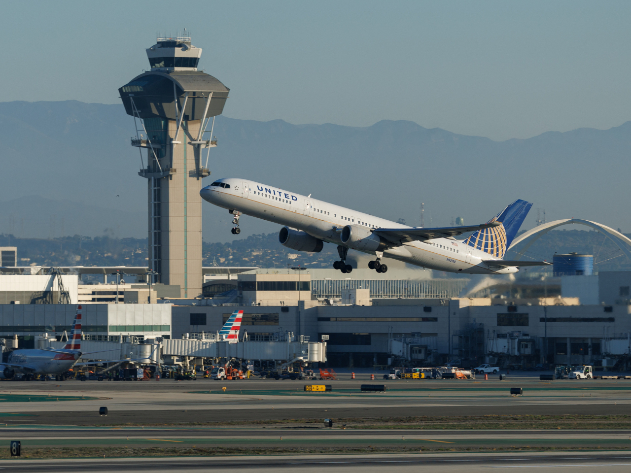 聯合航空預計，每日取消少於200班航班。(路透社)