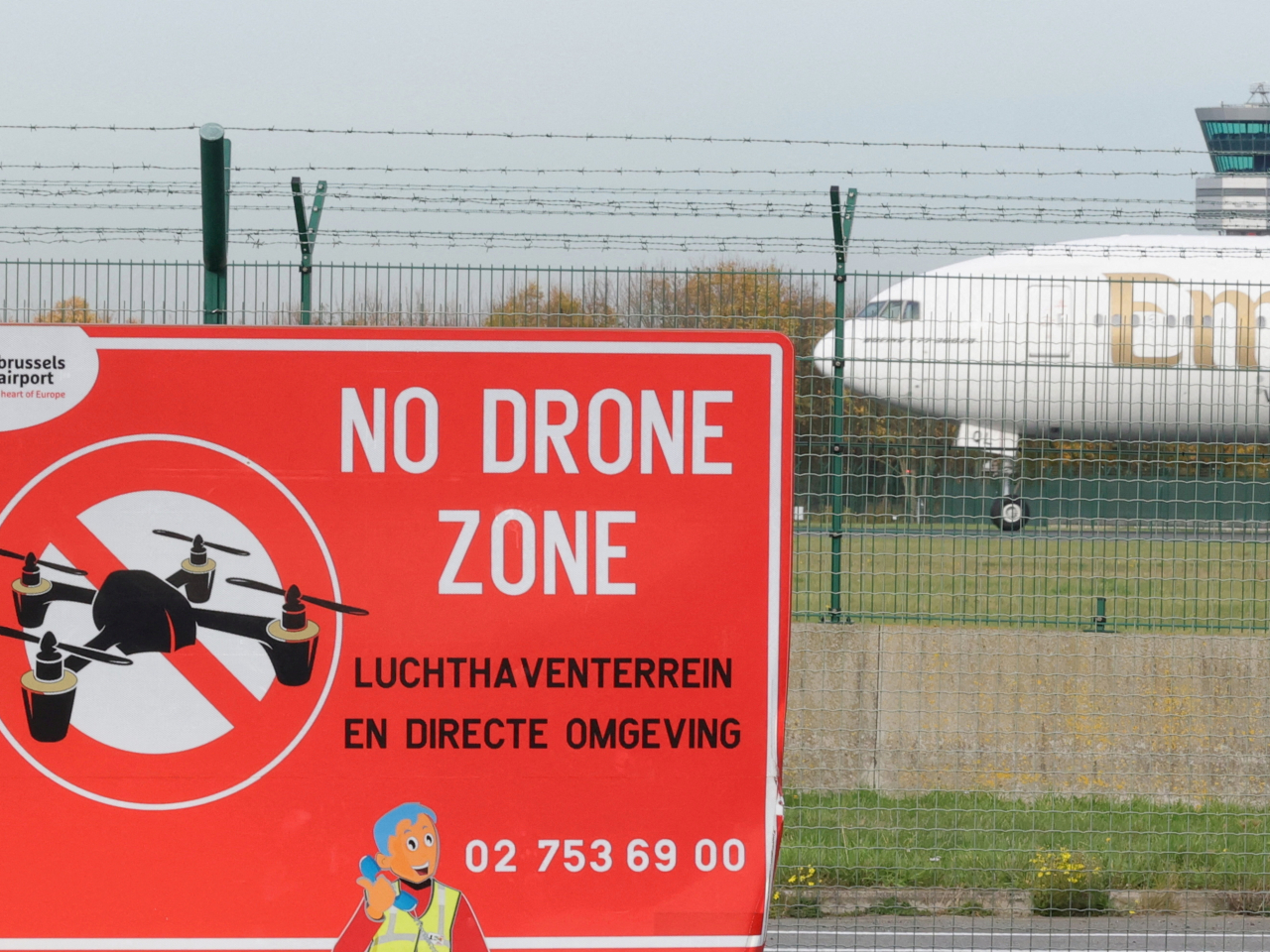 布魯塞爾機場星期二晚因為發現不明無人機，兩度中斷航班升降。(路透社資料圖片)