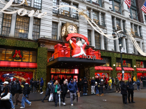 美國零售聯合會預計，今年美國節日銷售旺季消費總額將突破1萬億美元，創新高。（法新社資料圖片）