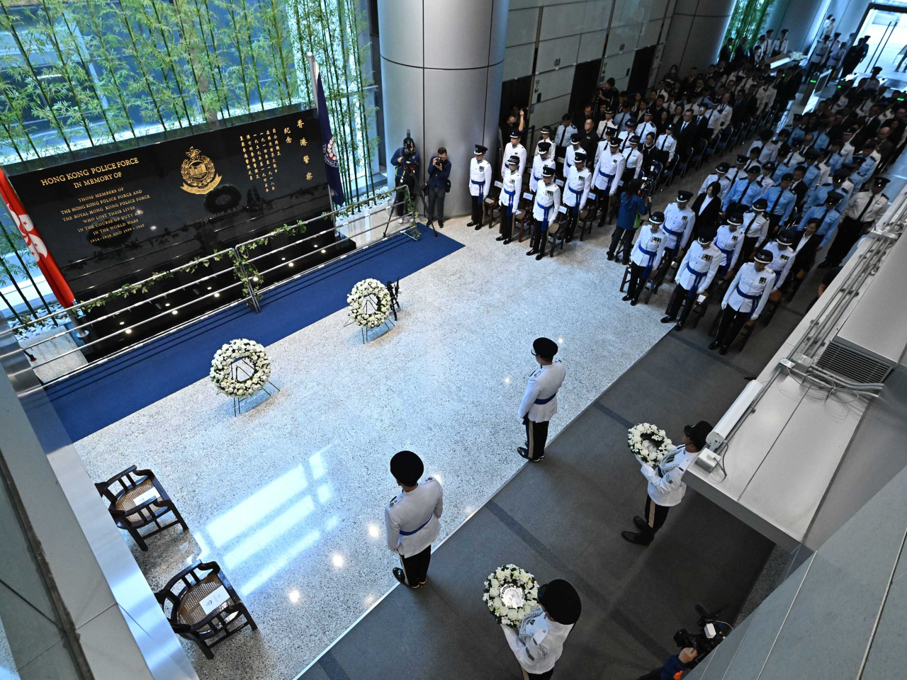 警方在警察總部舉行警隊紀念日儀式，悼念因公殉職的警隊及輔助警察隊人員。（政府新聞處）
