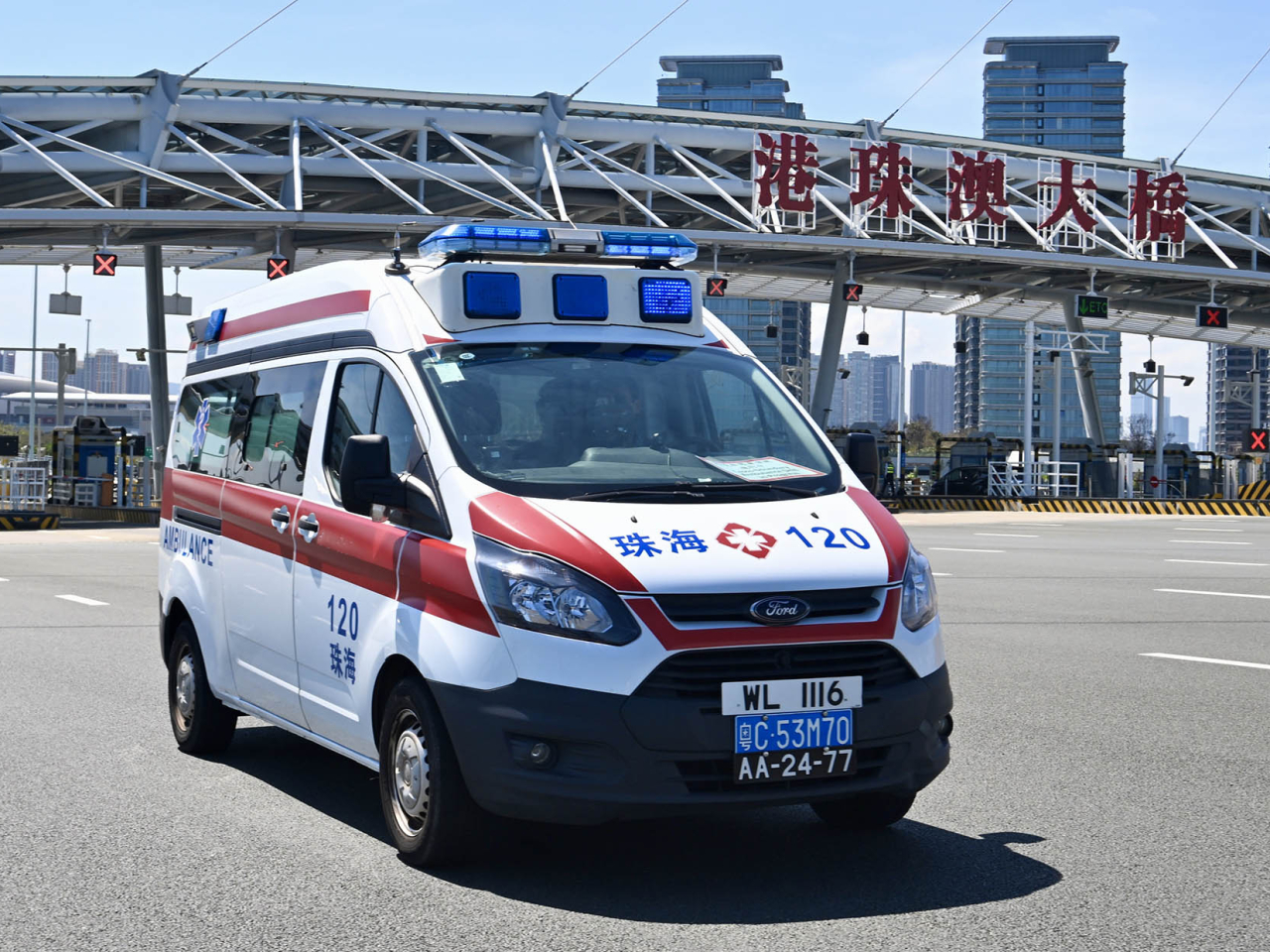 特區政府早前已分別聯同珠海及廣州當局進行演練，模擬載送病人的救護車跨境安排。（政府新聞處）