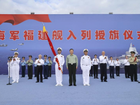 中國首艘電磁彈射型航母入列　習近平出席入列授旗儀式並登艦視察