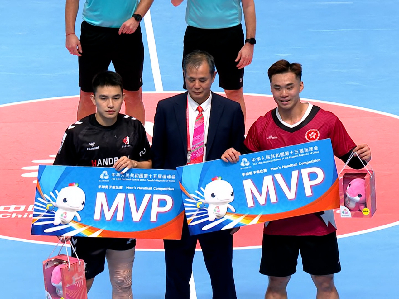 港隊的連潤滔（右）奪今場MVP最有價值球員。