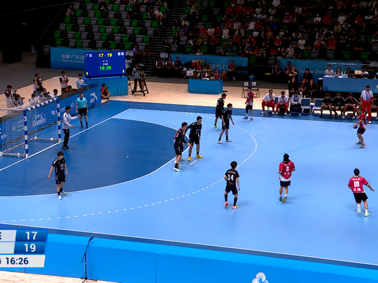 紅衫有主場之利的港隊，面對身型和實力接近的廣東隊，上半場打出主場氣勢，命中率較對手高。