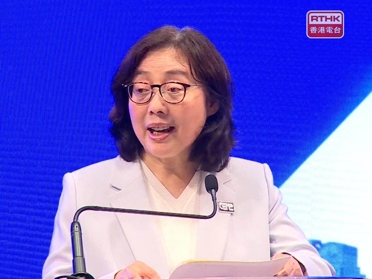 甯漢豪在論壇上表示，政府會以「業主」思維作前瞻性規劃，在工程項目初始階段全面評估不同推行方案的成本效益。（張連登攝）