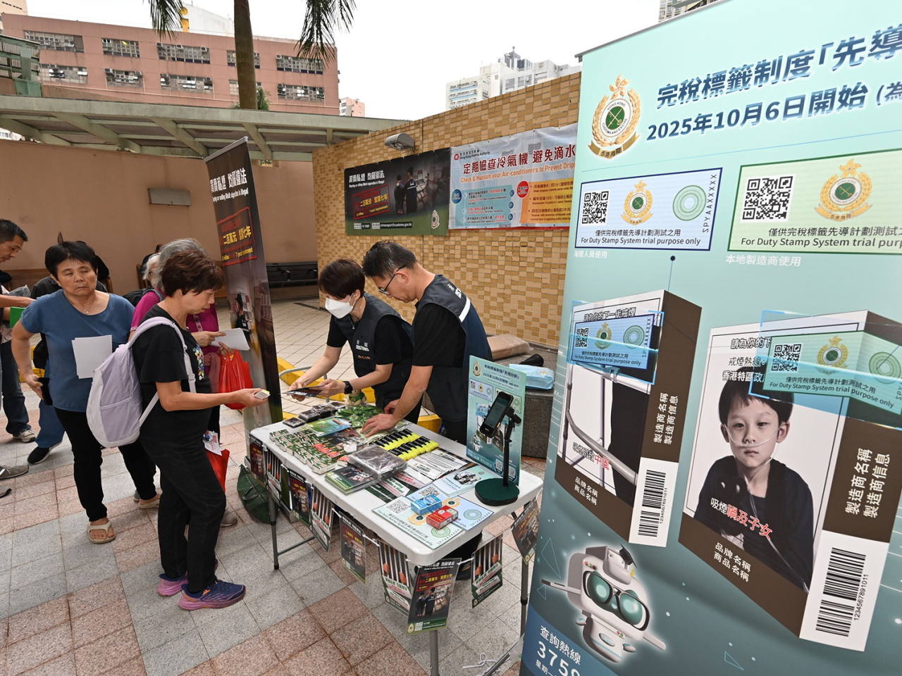 海關人員向居民派發宣傳品和講解反私煙信息。（政府新聞處）