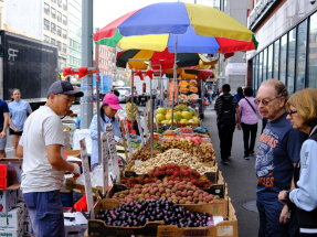 密歇根大學11月消費者信心指數創近3年半新低，消費者憂慮政府停擺影響經濟。（法新社資料圖片）