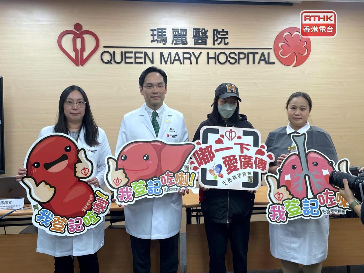 江小姐(右二)表示，接受肝臟手術後大致日復正常生活，可以慢慢行路，喘氣程度大減，覺得很感恩。(黃凱宜攝)