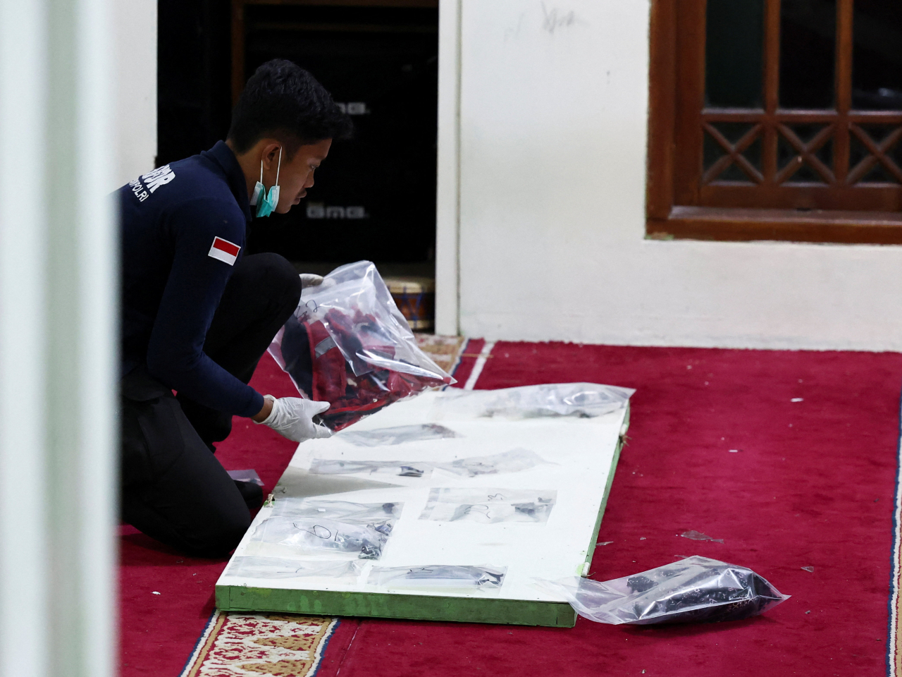 警員在清真寺內搜證。(路透社)