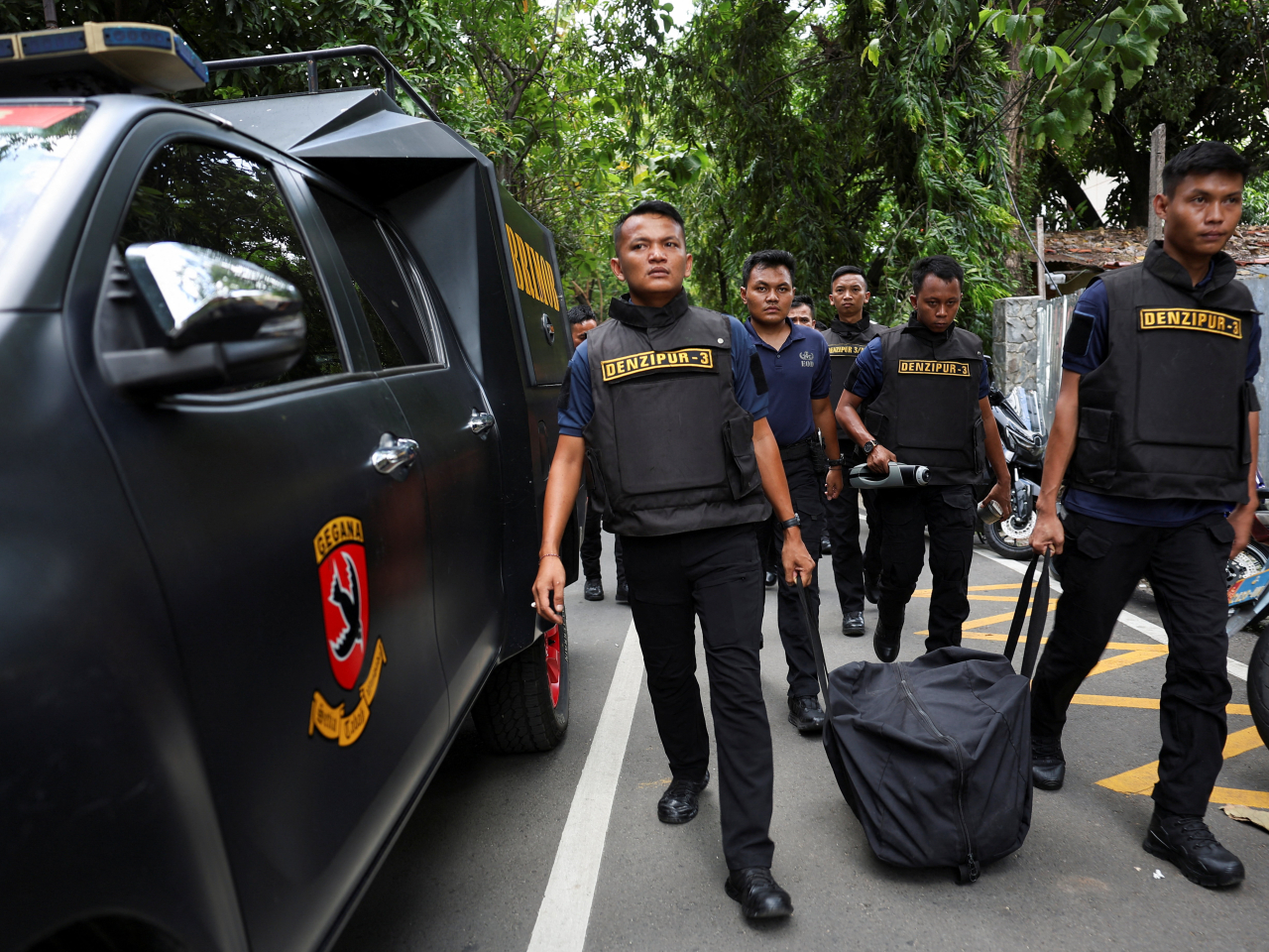 拆彈小組成員到場。(路透社)