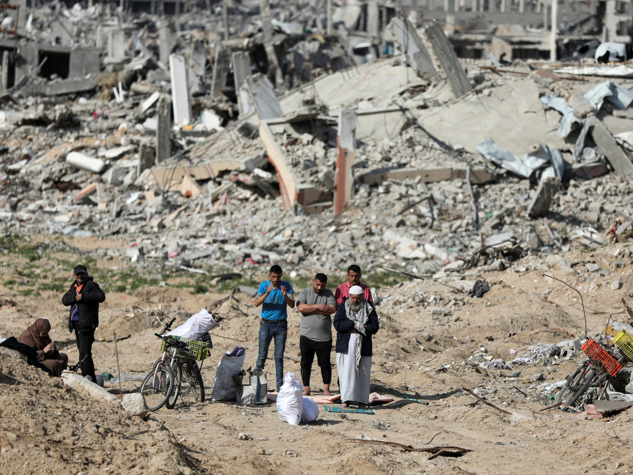 加沙北部有民眾在原本居住的社區祈禱。（路透社資料圖片）