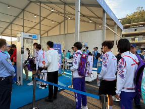 運動員賽前先進行通關手續。（盧紫菁攝）