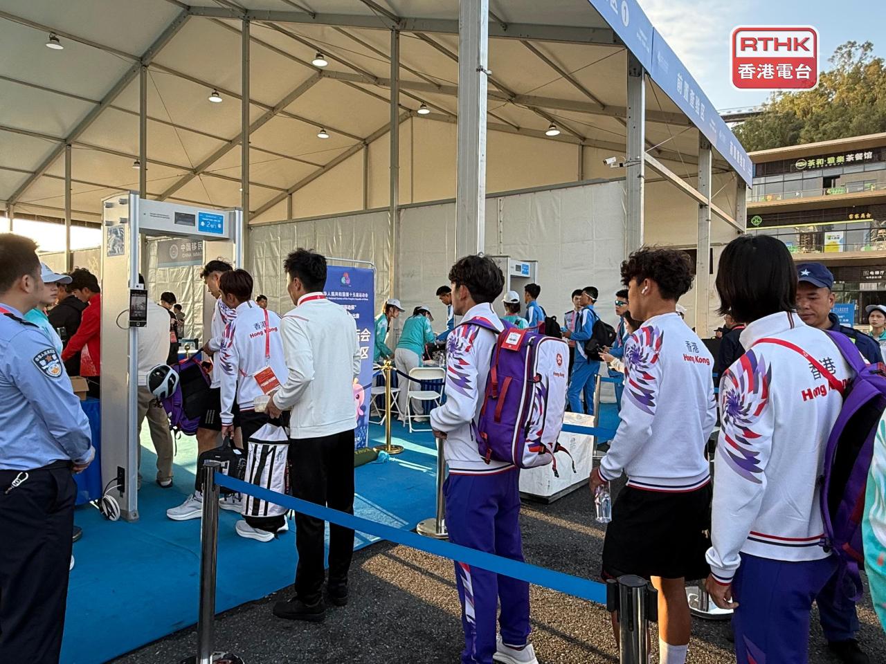 運動員賽前先進行通關手續。（盧紫菁攝）