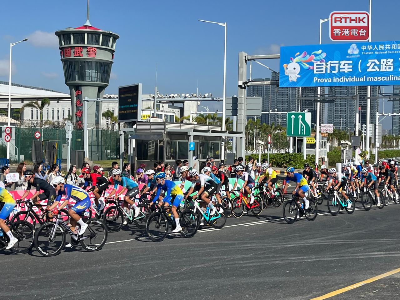 參賽選手經港珠澳大橋經澳口岸，進入澳門路段。（鄭月明攝）